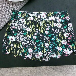 Crown & Ivy SHELBY Scalloped Hem Floral Print Shorts 6 Black White Pink Green